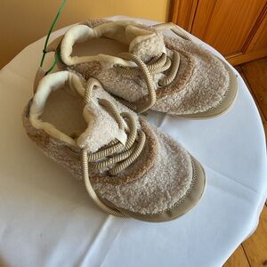 Women’s Cozy House Sneaker Shoes in Cream and Tan Size 8/8.5
